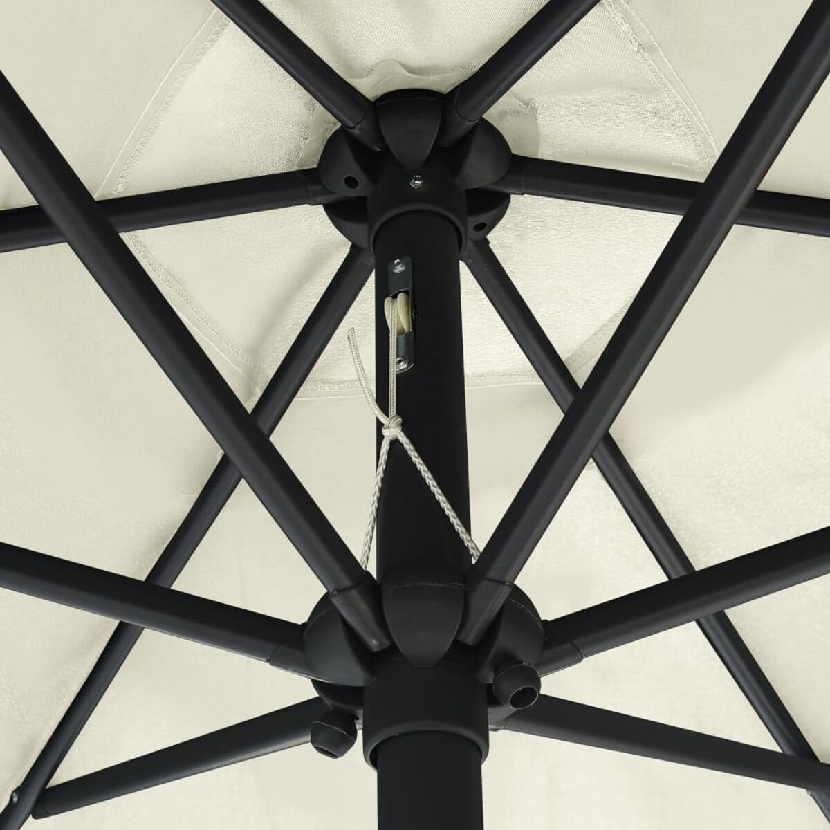 Unterseite eines schwarz-weißen Regenschirms, mit sichtbaren Stützbalken.
