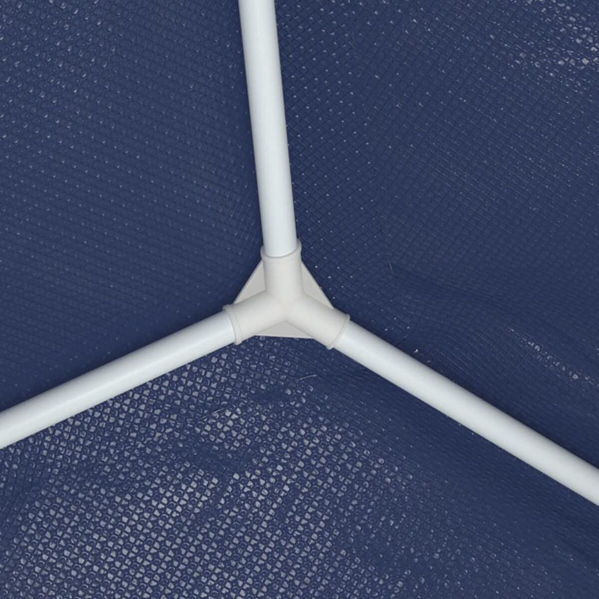 Drei weiße Kunststoffröhren, verbunden durch ein Y-förmiges Gelenk, auf blauem Hintergrund.