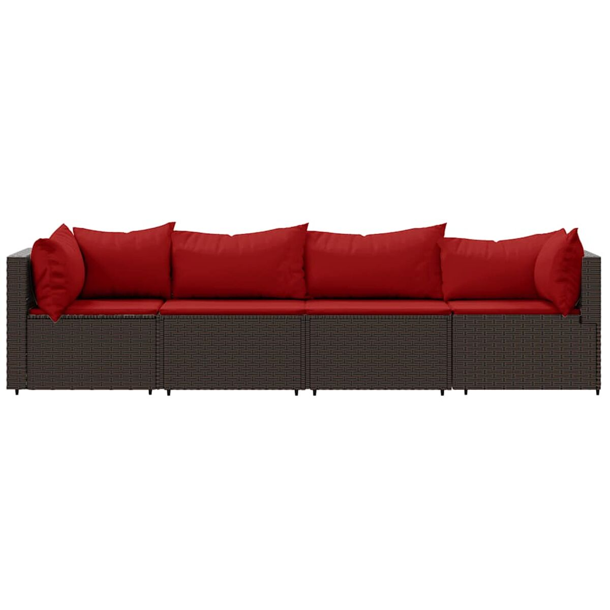 Braunes Rattan-Sofa mit roten Kissen vor weißem Hintergrund.