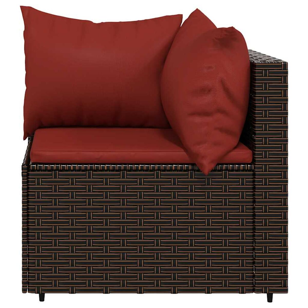 Eine Ecke eines Rattansofas mit roten Kissen. Es ist ein gewebtes braunes und schwarzes Muster.