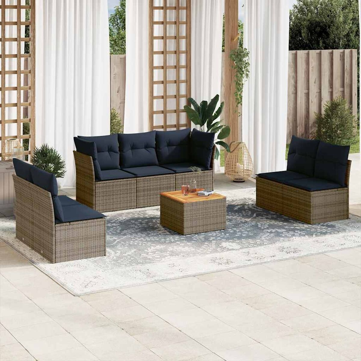 Set di mobili da giardino in rattan. Cuscini grigi. Include divano, sedie e tavolino.