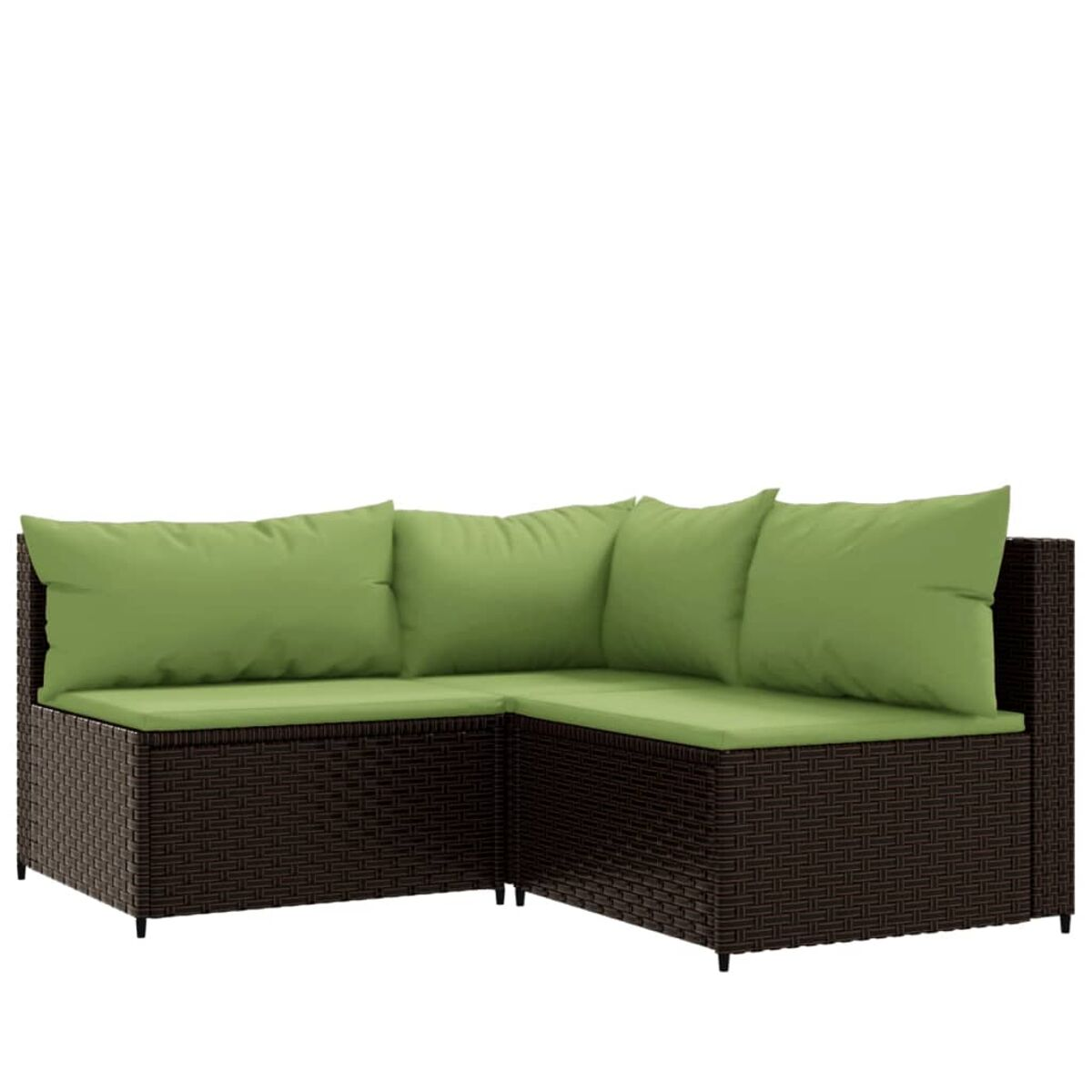 Ein braunes Ecksofa aus Rattan mit grünen Kissen. Das Sofa steht vor weißem Hintergrund.