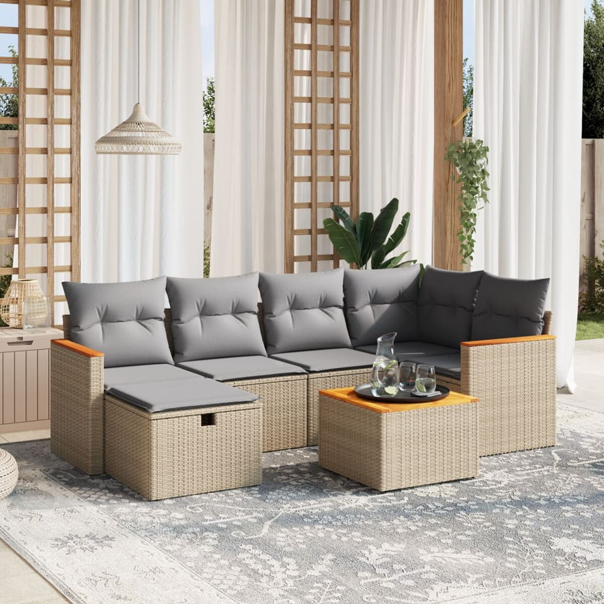 Geflochtenes Outdoor-Ecksofa mit grauen Kissen und einem passenden Couchtisch. Weißer Hintergrund.