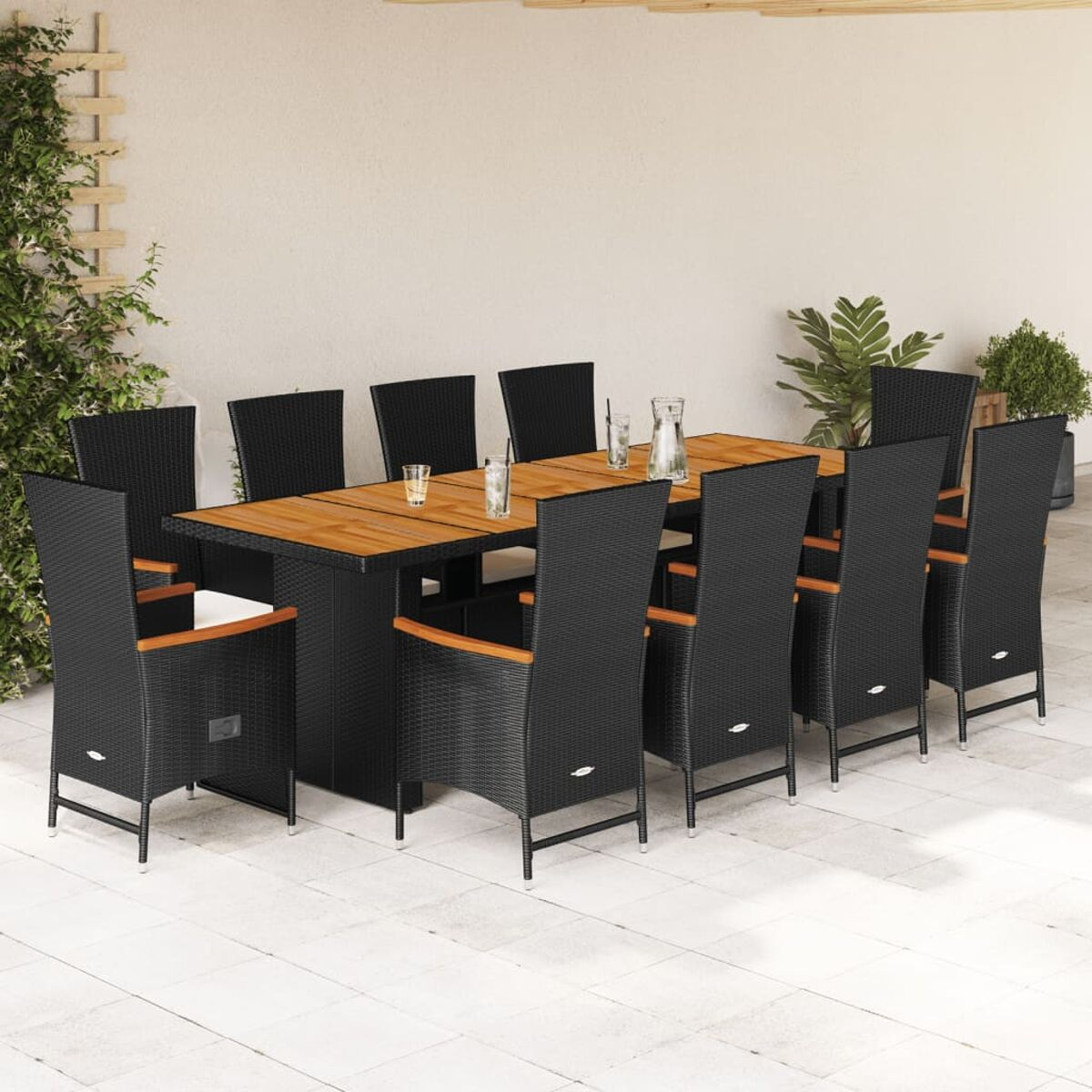 Essgruppe im Freien: Tisch mit Holzplatte, schwarze Stühle, Gläser.