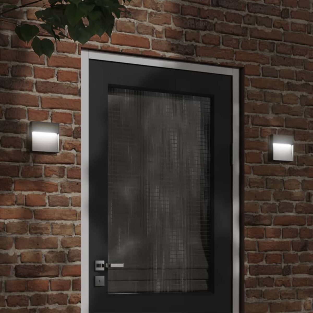 Eine Backsteinmauer hat eine schwarze Tür mit einem Milchglasfenster. Zwei quadratische Lichter sind an der Wand.