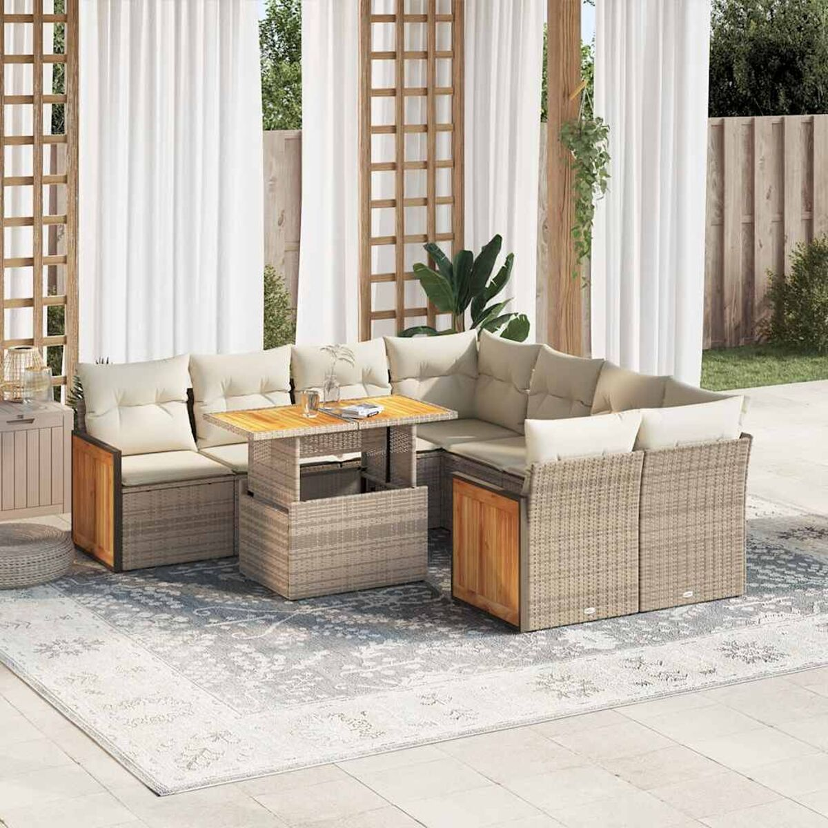 Ein Rattansofa-Set mit Kissen und einem Tisch, auf einem Teppich, mit Vorhängen im Hintergrund.
