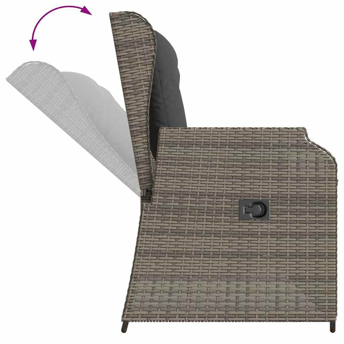 Lo schienale della sedia in rattan si inclina verso l'alto. Cuscino grigio. Sfondo bianco.