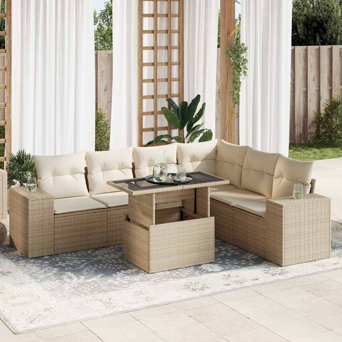 Geflochtenes Outdoor-Ecksofa mit beigen Kissen und einem ansteigenden Couchtisch. Weißer Hintergrund.