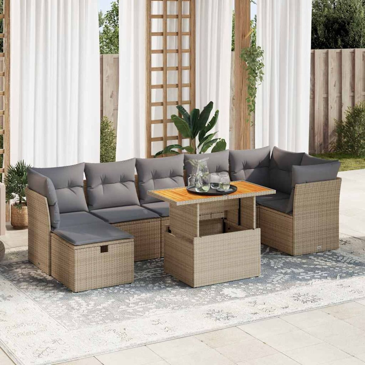 Terrassen-Set mit beigem Korbgeflecht und grauen Kissen. Ein Holztisch steht in der Mitte.