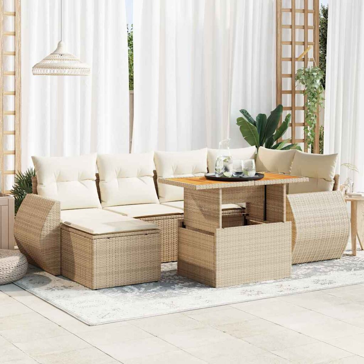 Una scena di patio con mobili in vimini: un divano, un tavolo e un tappeto, con tende bianche e verde.