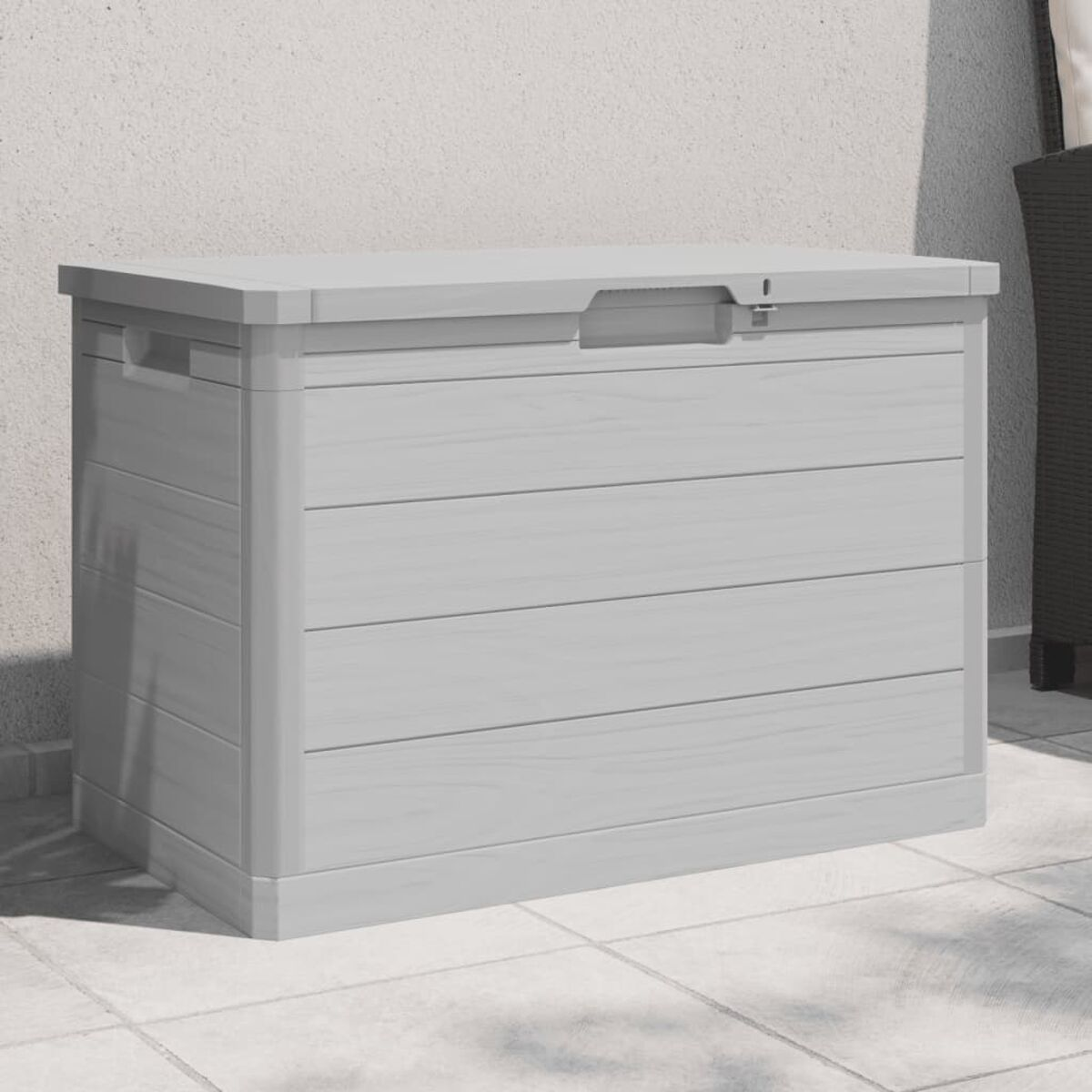 Hellgraue Outdoor-Aufbewahrungsbox mit horizontalen Holzlatten. Sie steht auf einer Fliesenoberfläche.