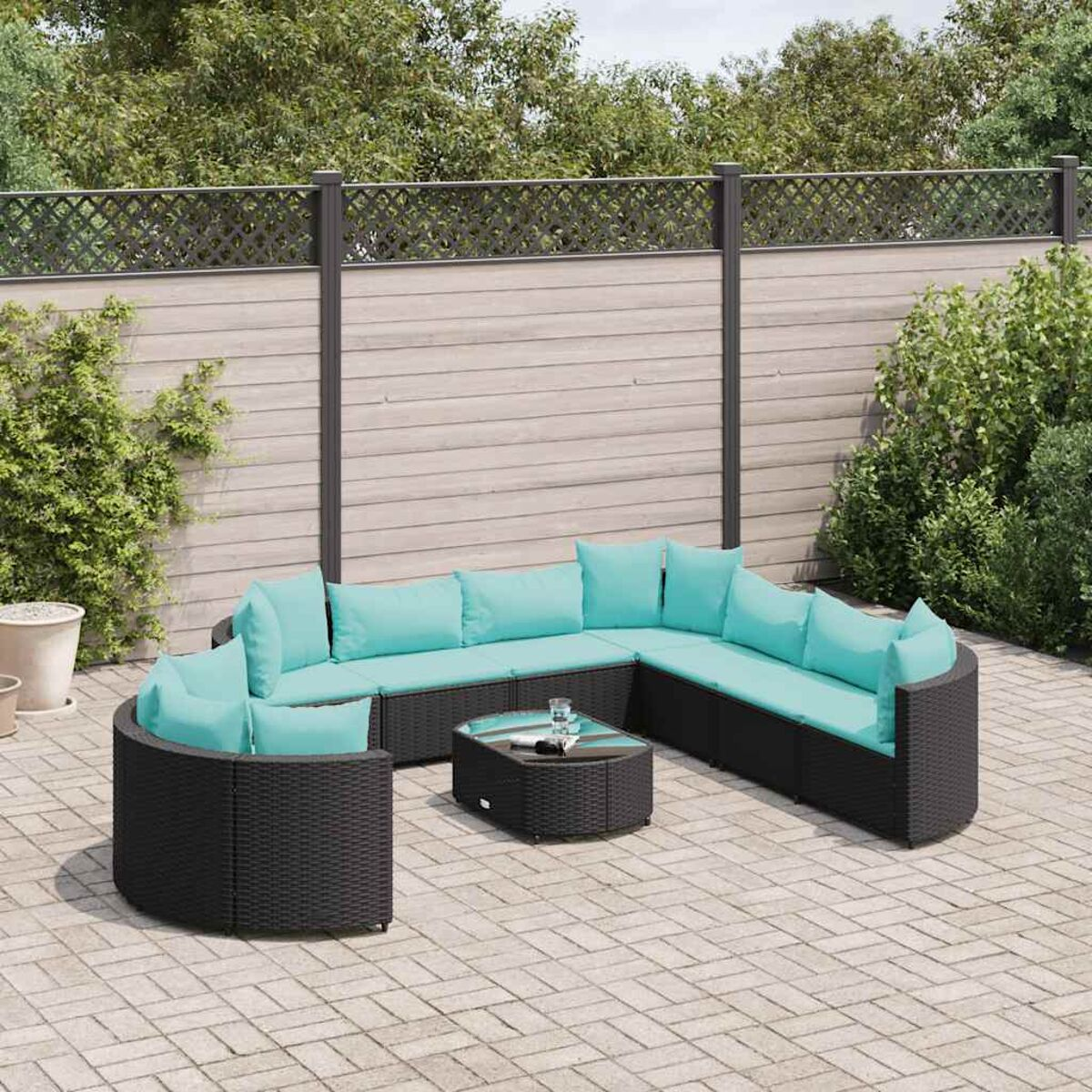 Un set di sedute curve per esterni con cuscini turchesi e un tavolino. Sfondo: Patio.