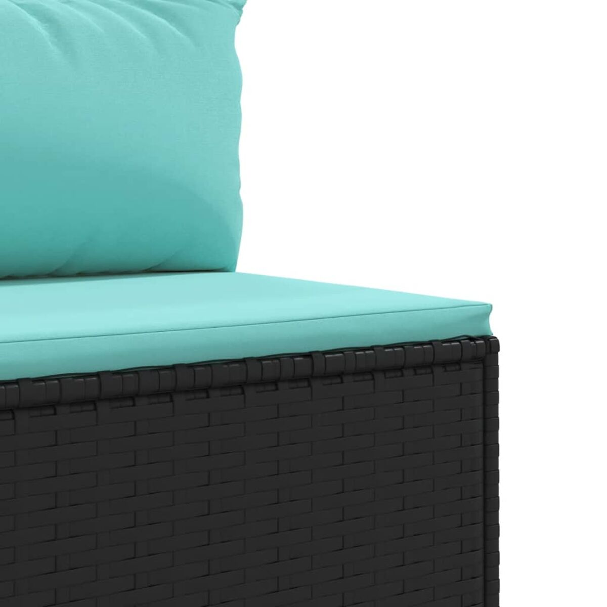 Primo piano di un divano in vimini nero con cuscino blu e sfondo bianco.