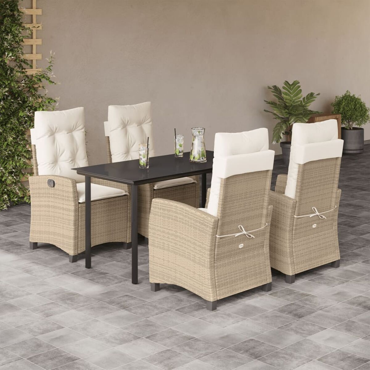 Essgruppe für die Terrasse mit Stühlen, einem Tisch und Pflanzen auf Fliesen.