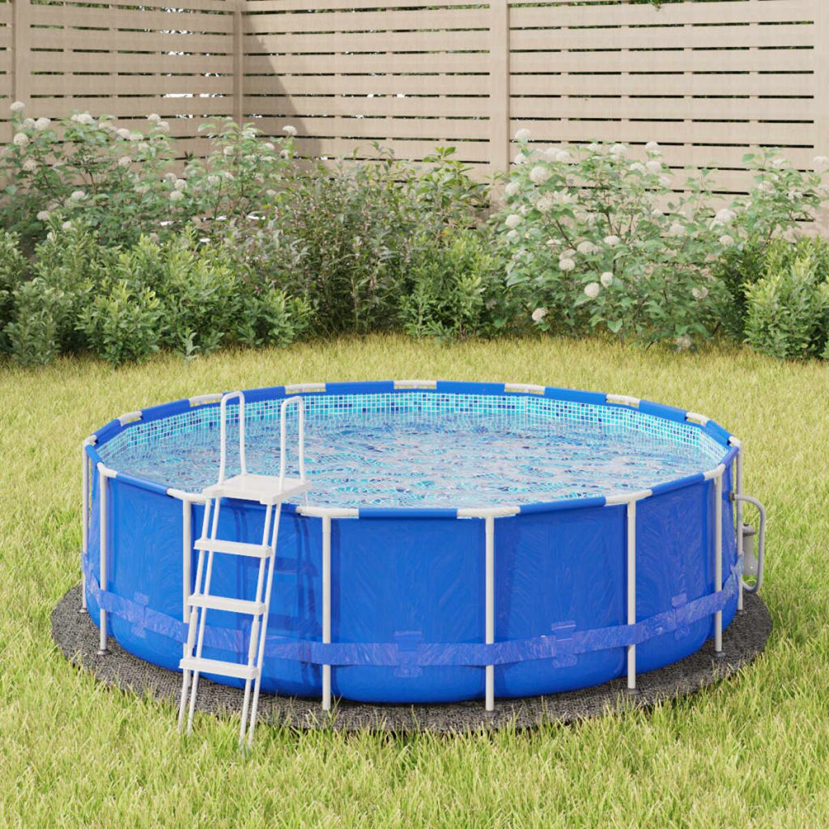 Blauer Aufstellpool mit Leiter, umgeben von grünem Gras und Pflanzen.