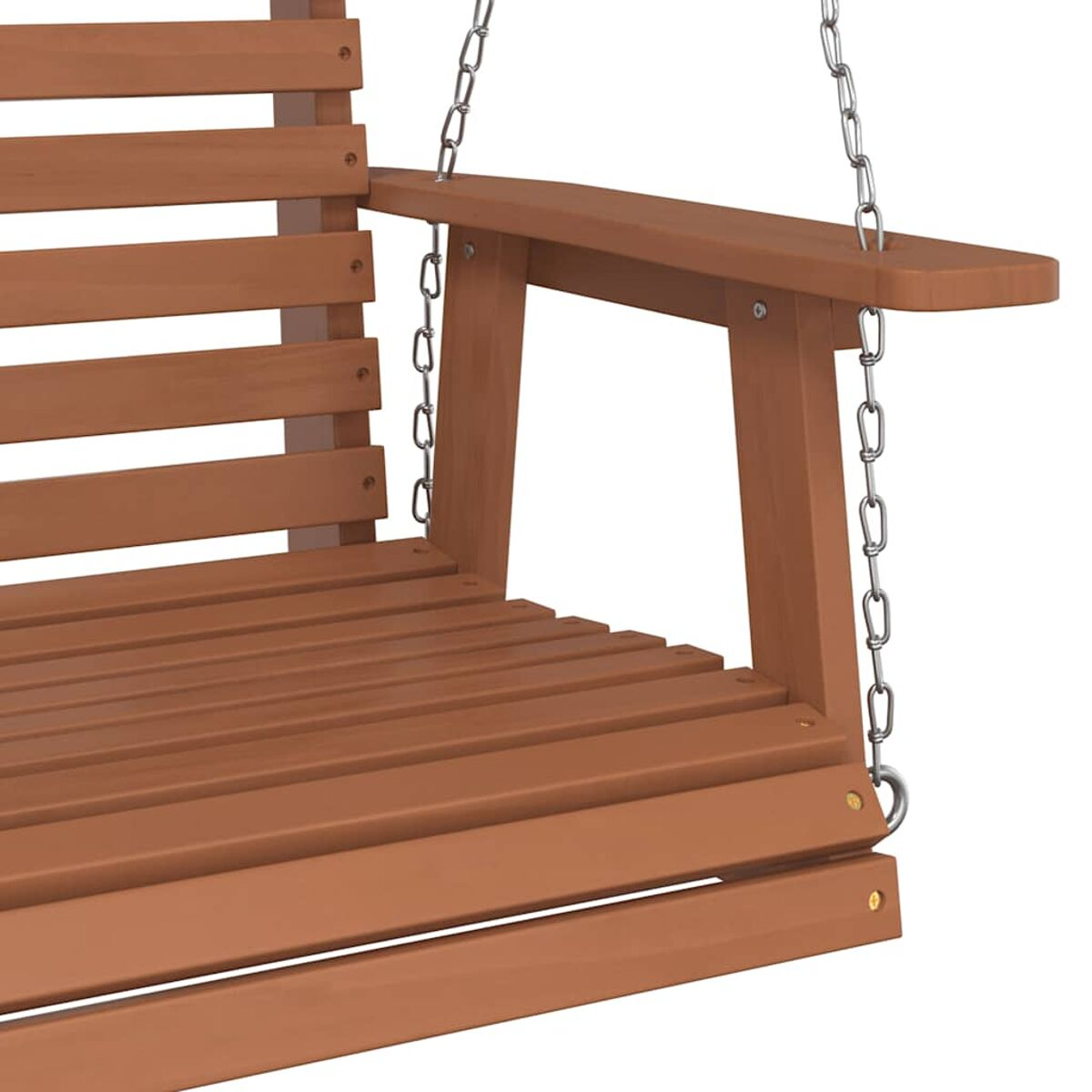 Nahaufnahme einer braunen Holzschaukel-Armlehne und eines Sitzes. Metallketten sind befestigt. Weißer Hintergrund.