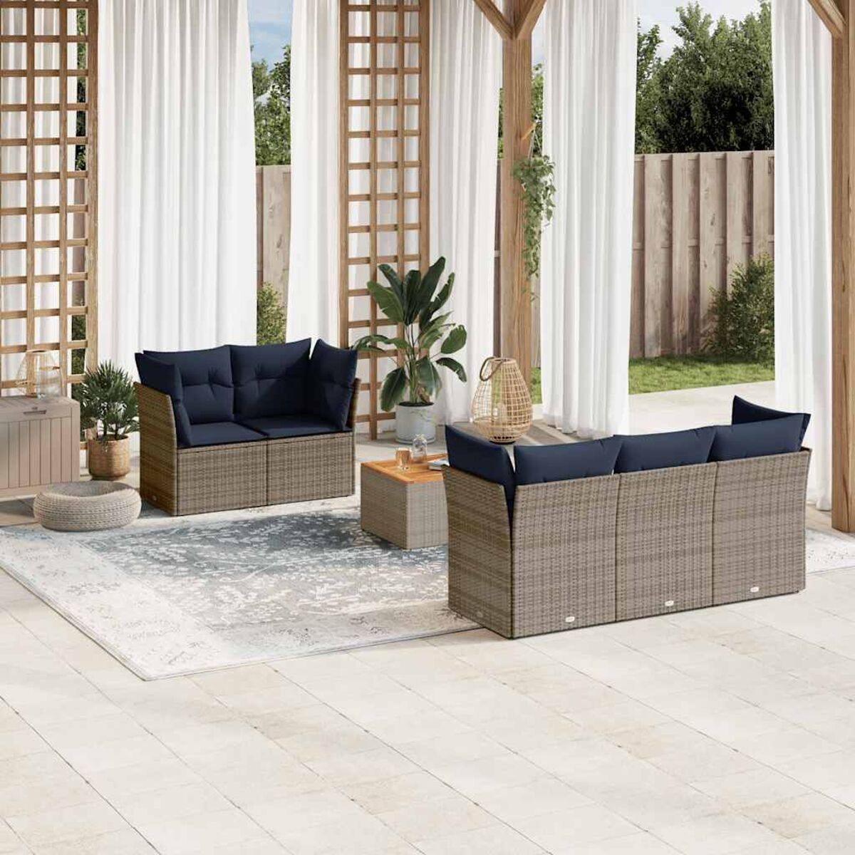 Set di mobili da patio con cuscini blu, su pavimento piastrellato chiaro.