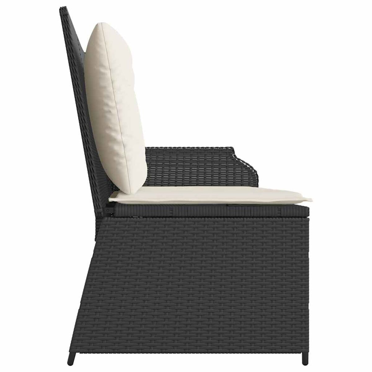 Vista laterale di una sedia in rattan nero con cuscino bianco. La sedia ha uno schienale alto.