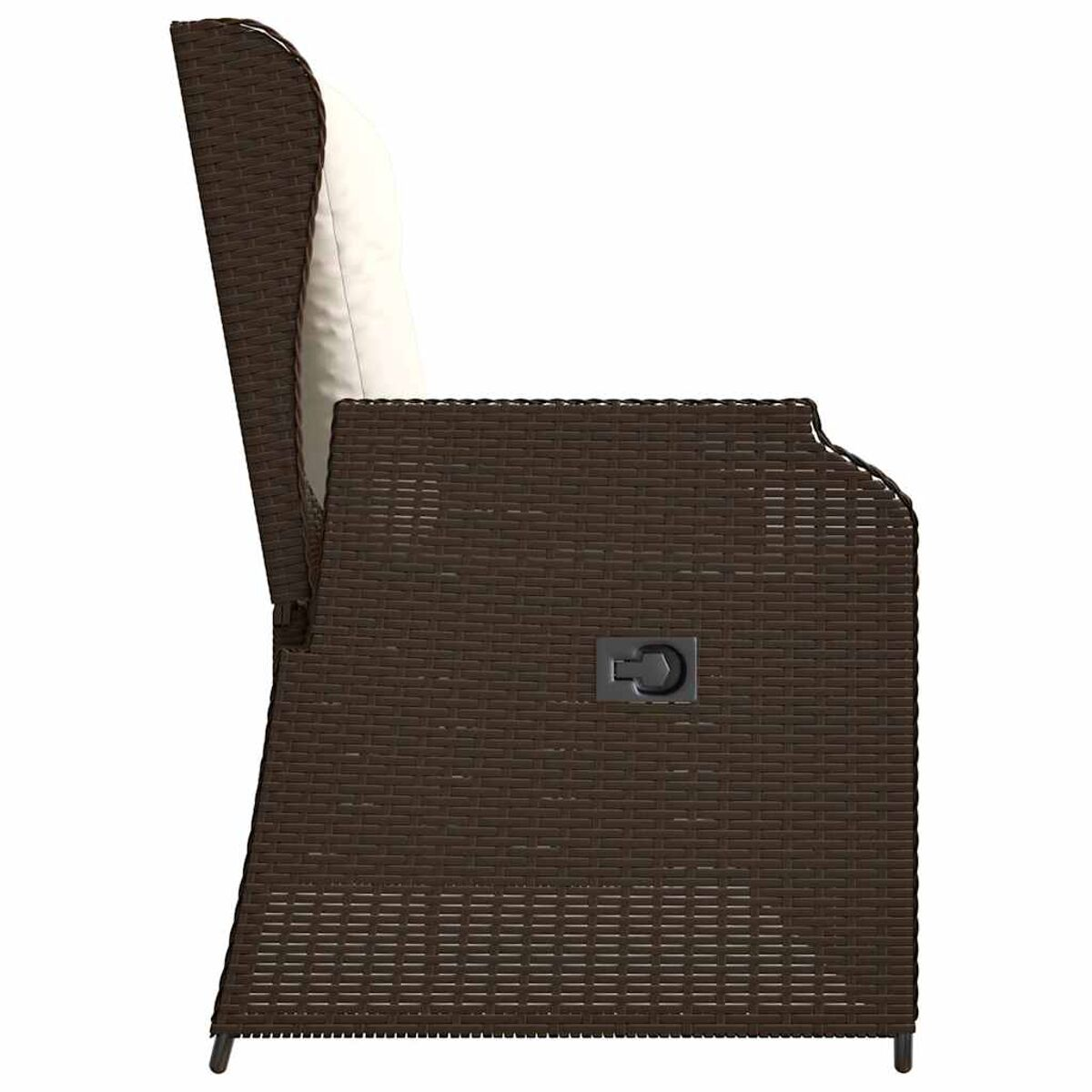 Una sedia in rattan marrone con un cuscino bianco. La sedia è di lato e su uno sfondo bianco.