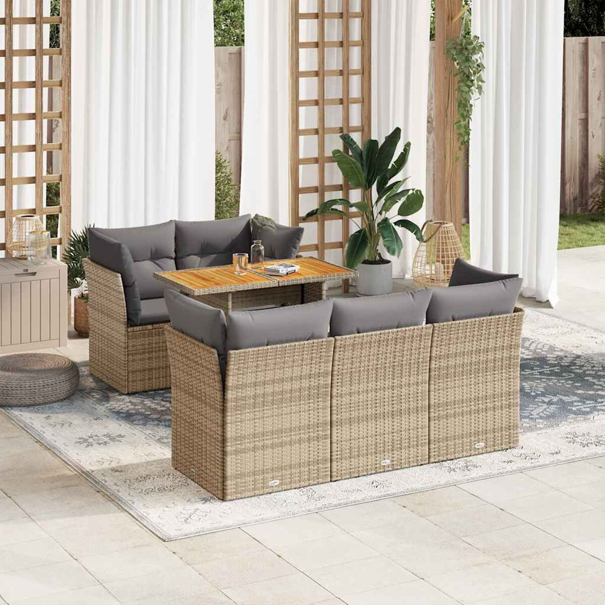 Mobili da esterno in rattan con cuscini, tavolo, bevande e tappeto. Sfondo bianco.