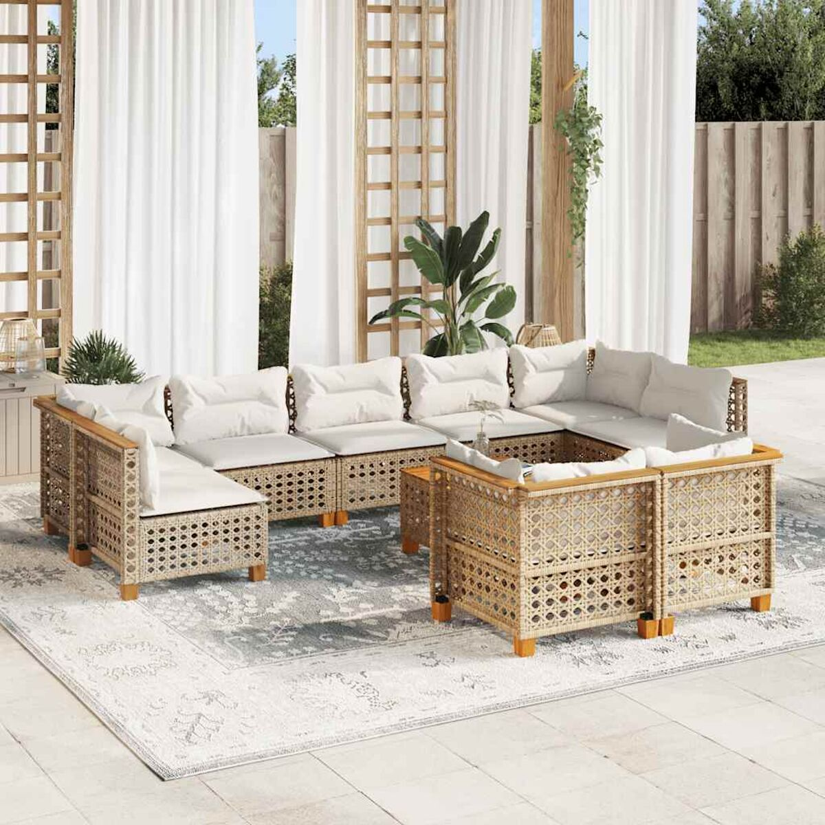Lounge-Set für draußen mit weißen Kissen und Holzakzenten. Teppich, Vorhänge.