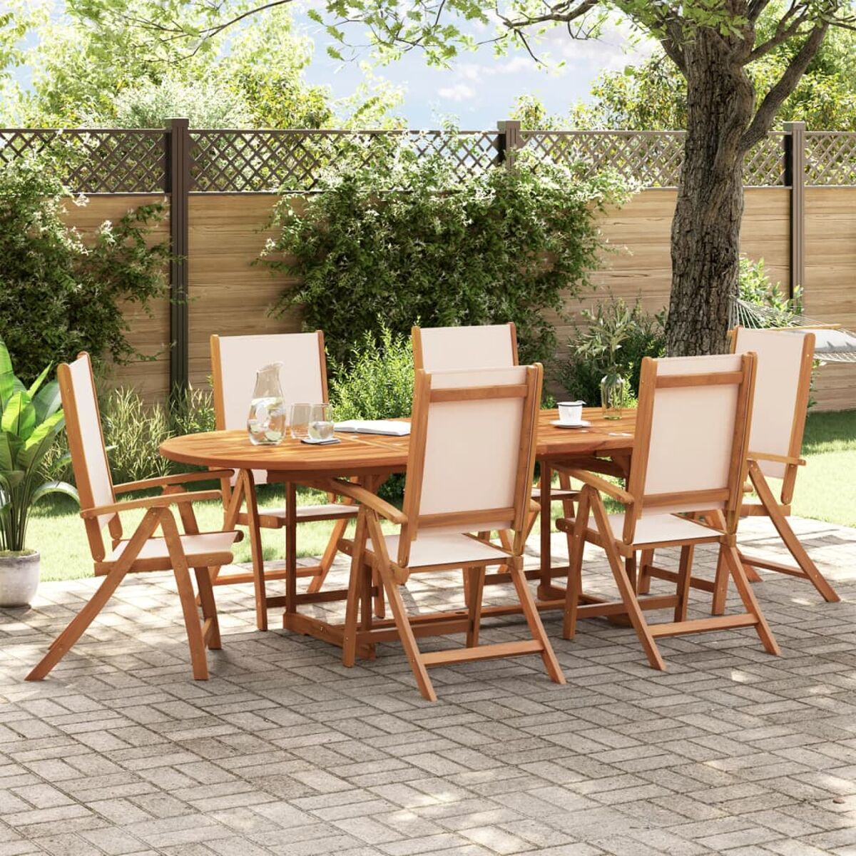 Essgruppe aus Holz für den Außenbereich mit sechs Stühlen. Aufgestellt in einem Garten mit Ziegelboden.