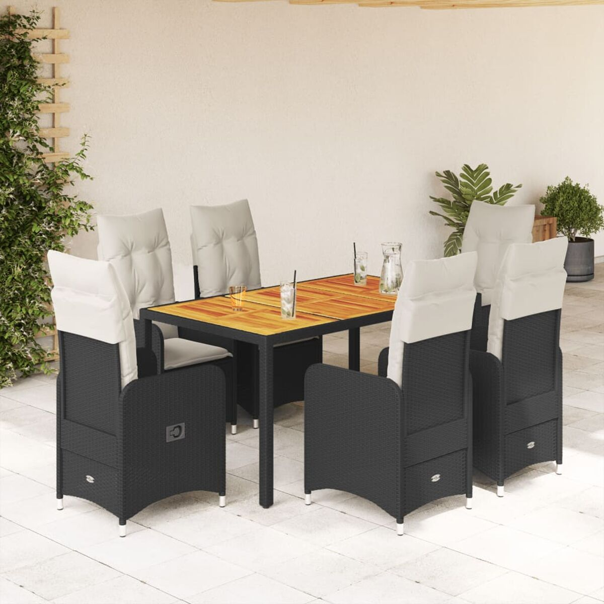 Un set da pranzo con un tavolo in legno e sei sedie in vimini nere con cuscini grigi.