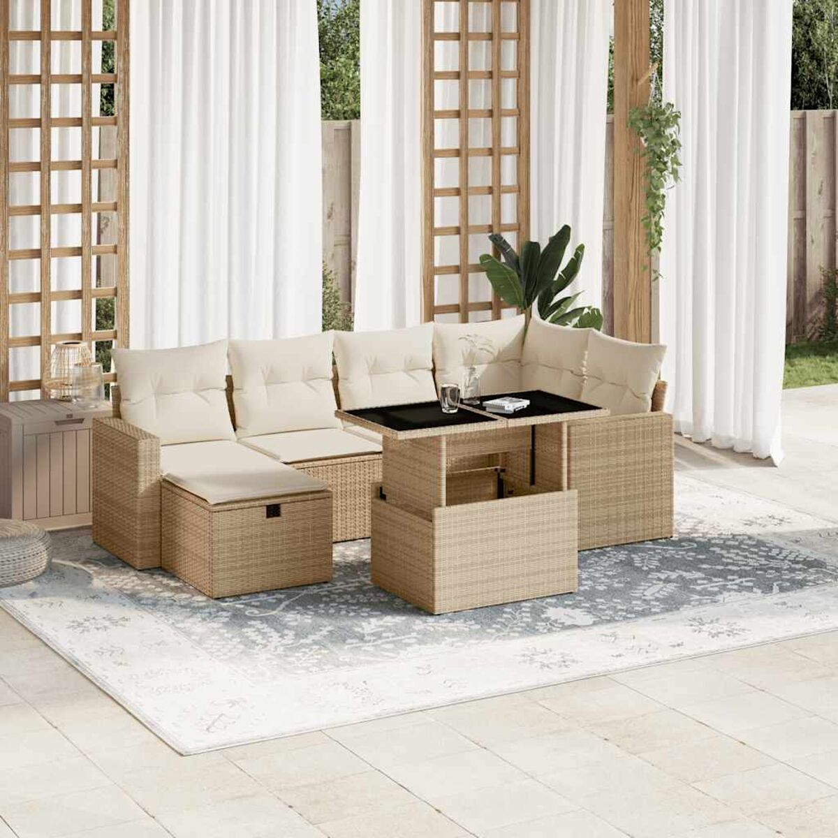 Outdoor-Sofa-Set aus beigem Korbgeflecht mit Tisch und Teppich.