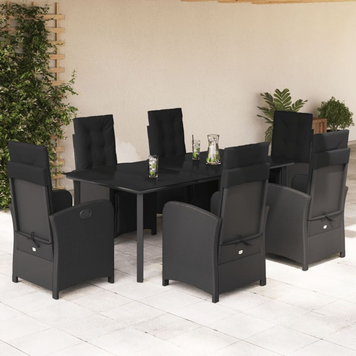 Schwarzes Outdoor-Korbtisch- und -Stuhlset, Getränke auf dem Tisch.