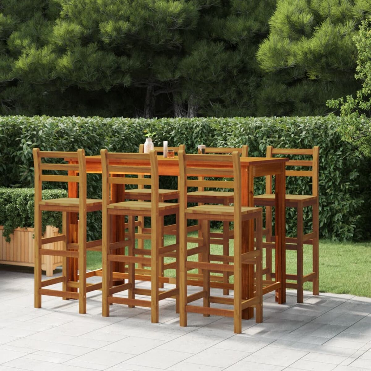Outdoor-Bartisch und -Stühle aus Holz. Grüner Hintergrund mit Bäumen und Gras.