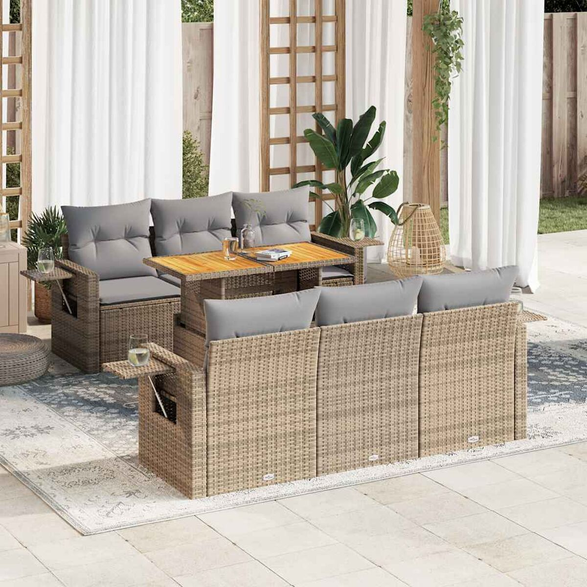 Set di mobili da esterno con divano, tavolo e tavolini. Cuscini beige.