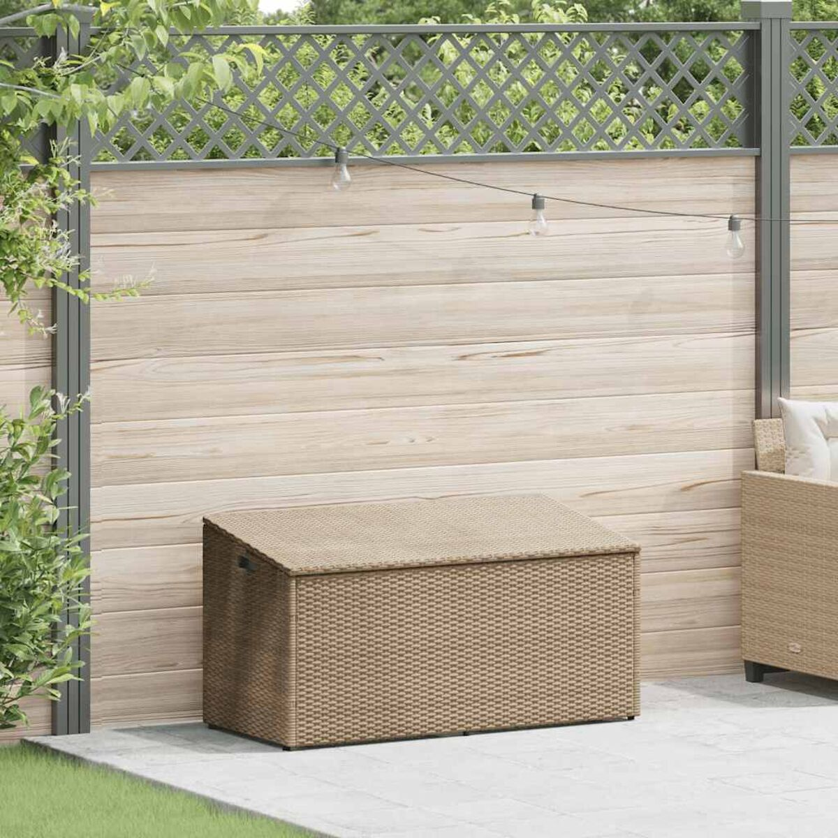 Una scatola portaoggetti beige intrecciata accanto a una recinzione di legno. La scatola ha un coperchio inclinato.