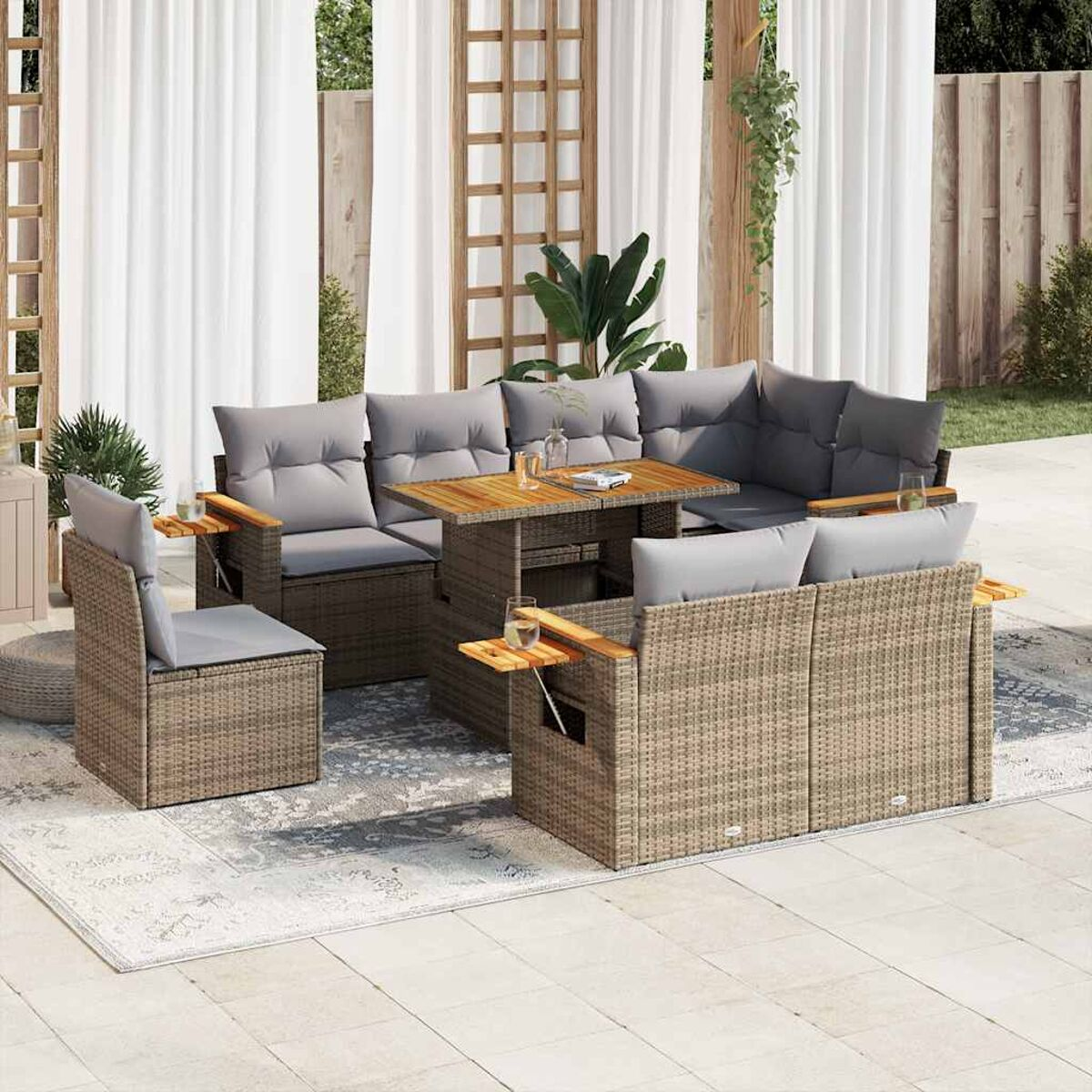 Set di sedute da esterno in rattan con divano, sedie, tavolo. Cuscini marrone chiaro e grigi.