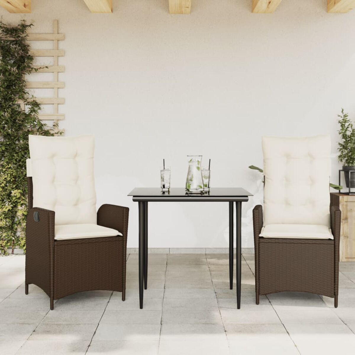 Set patio esterno con due sedie, un tavolo e bicchieri sul tavolo, sfondo muro bianco.