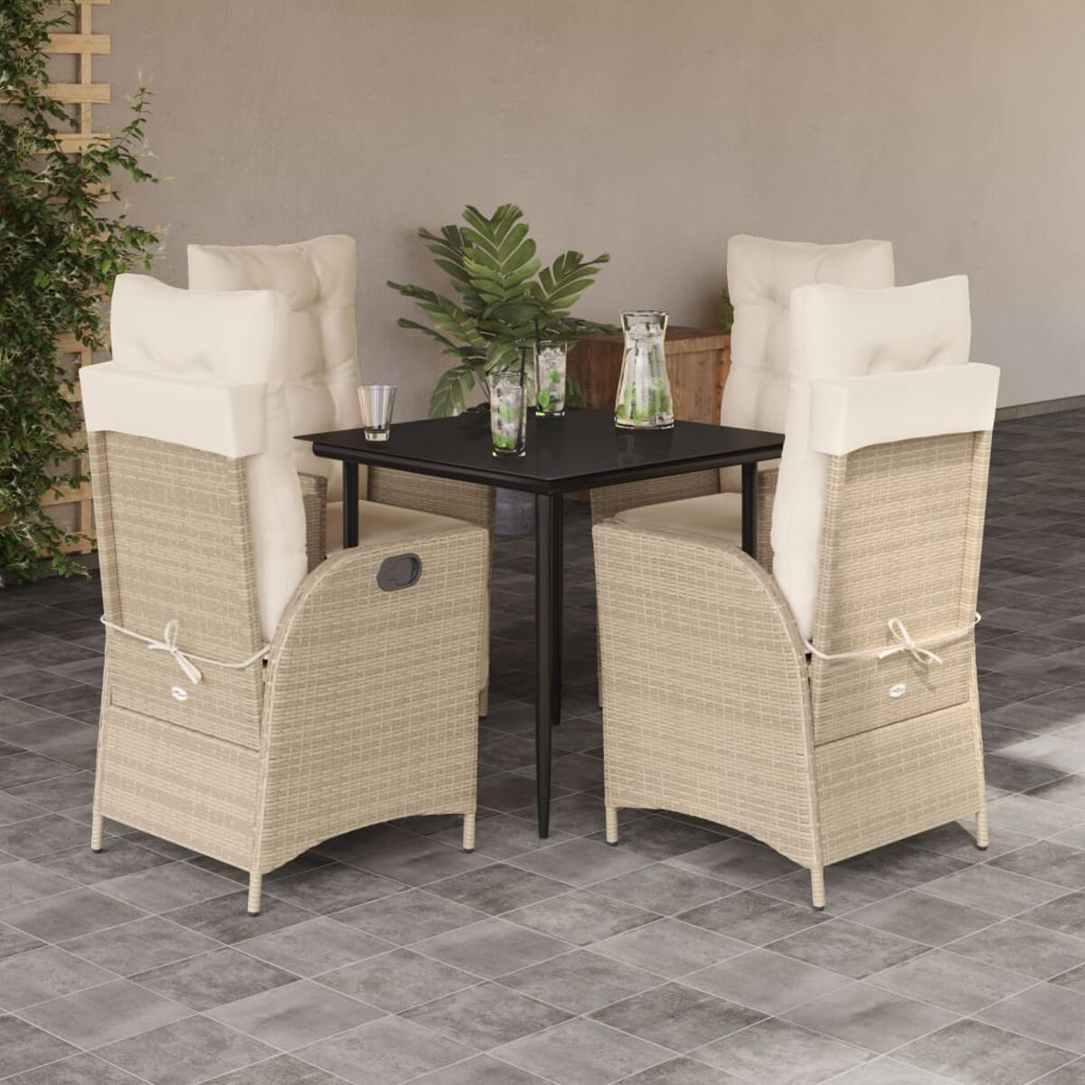 Essgruppe für den Außenbereich mit 4 Stühlen und einem Tisch. Beige Stühle, schwarzer Tisch.