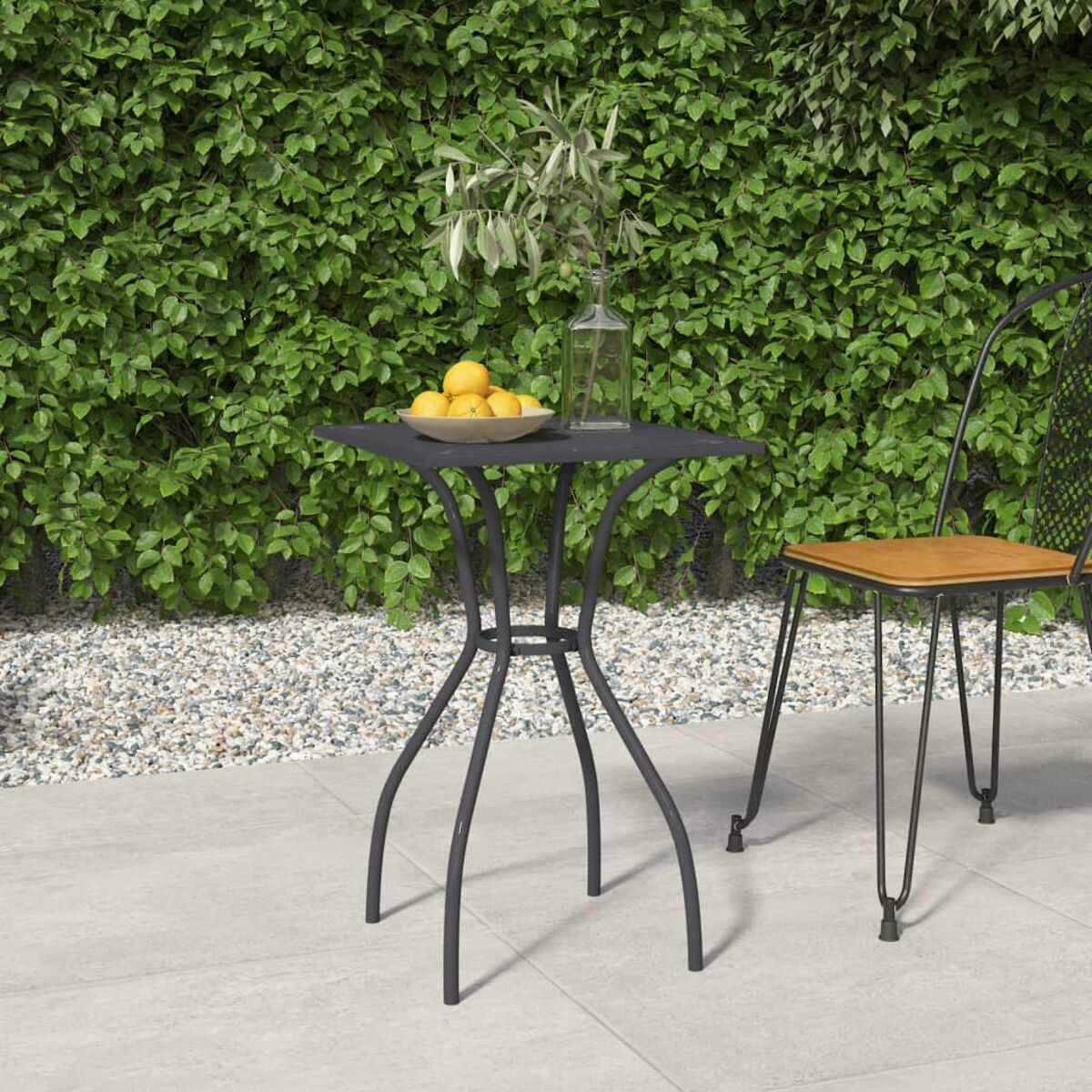 Kleiner schwarzer Metalltisch mit quadratischer Oberfläche. Er hat gebogene Beine.