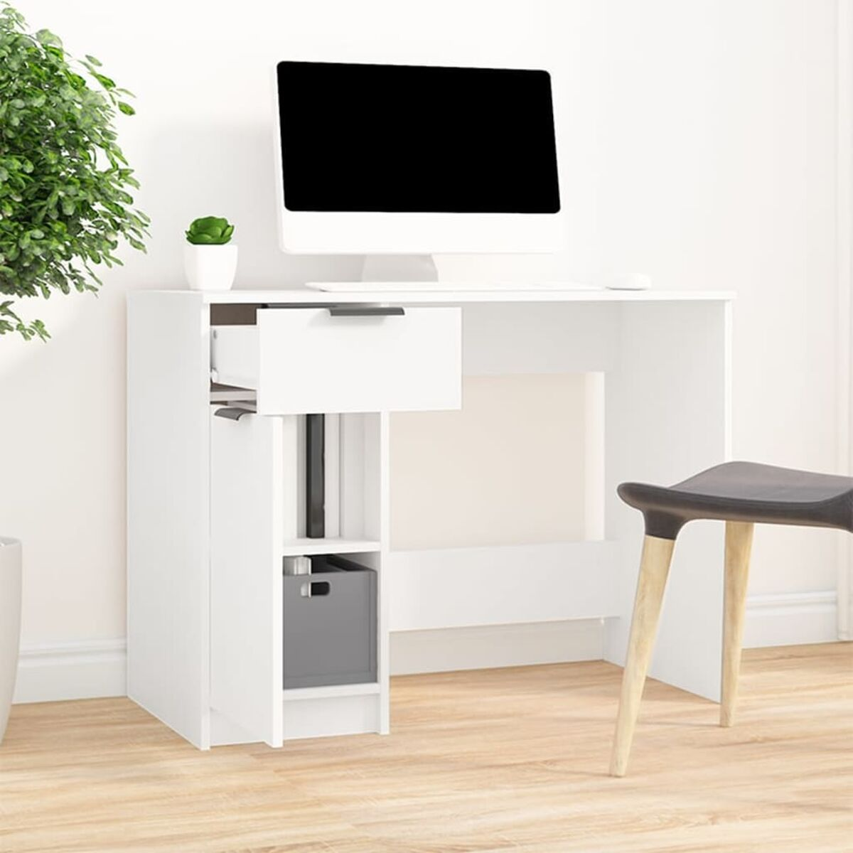 Weißer Schreibtisch mit Computer, Schublade und Ablage. Schwarzer Stuhl auf Holzboden.