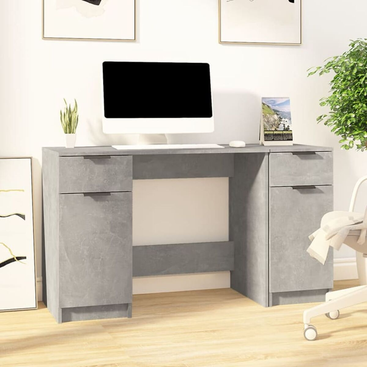 Grauer Schreibtisch mit Monitor und Schubladen. Auf beiden Seiten zwei Schränke.
