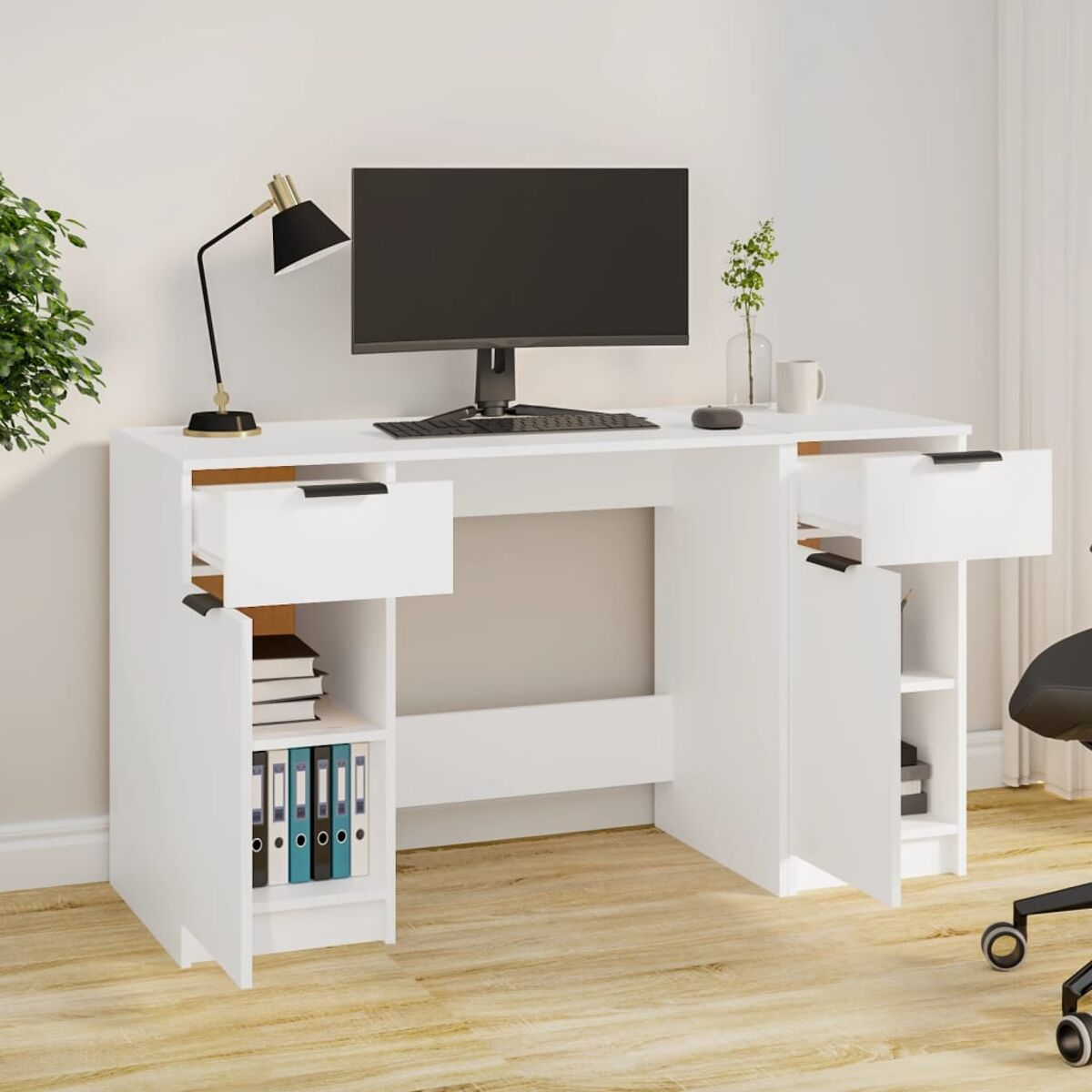 Ein weißer Schreibtisch mit Schubladen und Regalen. Computer und Lampe oben. Weißer Hintergrund.