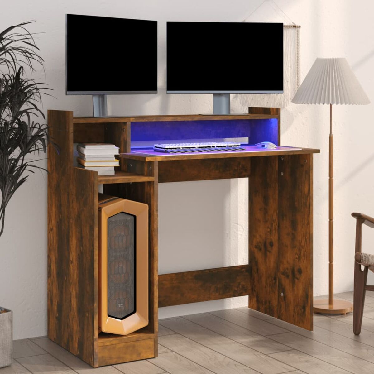 Holzschreibtisch mit zwei Monitoren, Computer und Lampe. Der Schreibtisch hat blaues Licht.