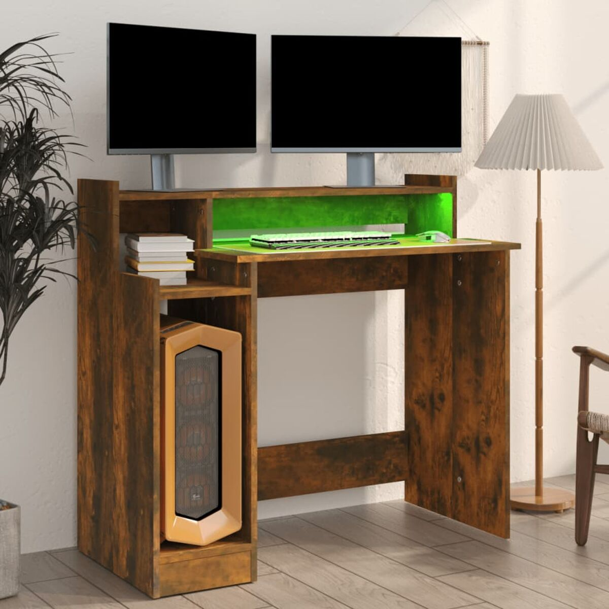 Dunkler Computertisch aus Holz mit zwei Monitoren. Ein Computergehäuse befindet sich neben dem Tisch. Grünes Licht leuchtet auf dem Tisch.