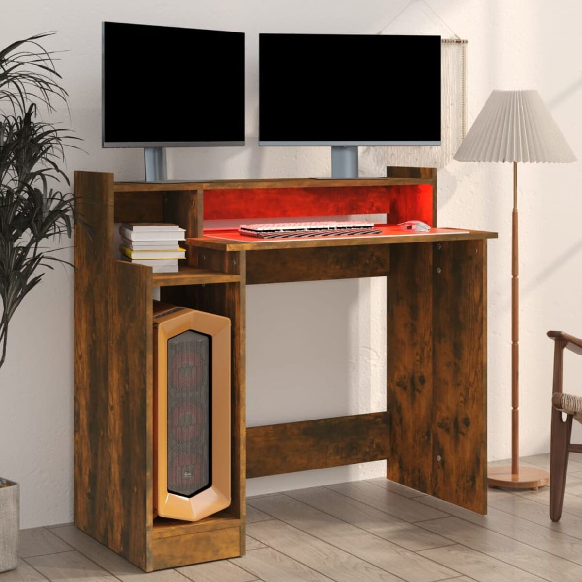 Holzschreibtisch mit zwei Monitoren, Computer und Lampe. Rotes Licht im Inneren.