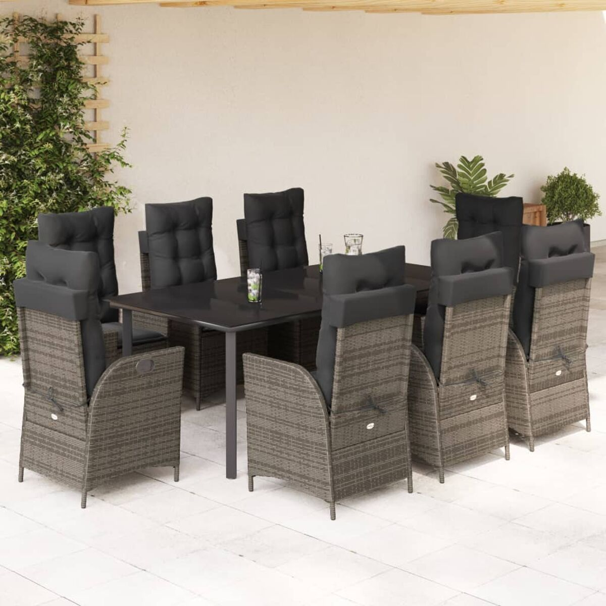 Essgruppe im Freien mit 8 Stühlen und einem Tisch. Stühle sind graues Weidengeflecht mit schwarzen Kissen.