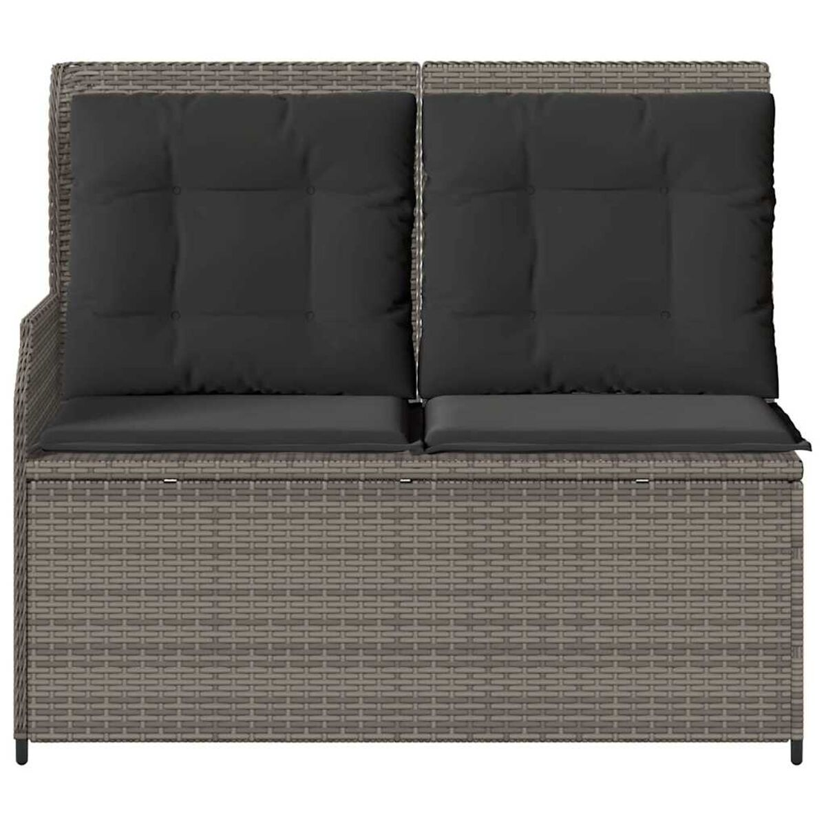 Outdoor-Sitzmöbel im Korbstil. Graue Kissen. Weißer Hintergrund. Zweisitzer-Sofa.