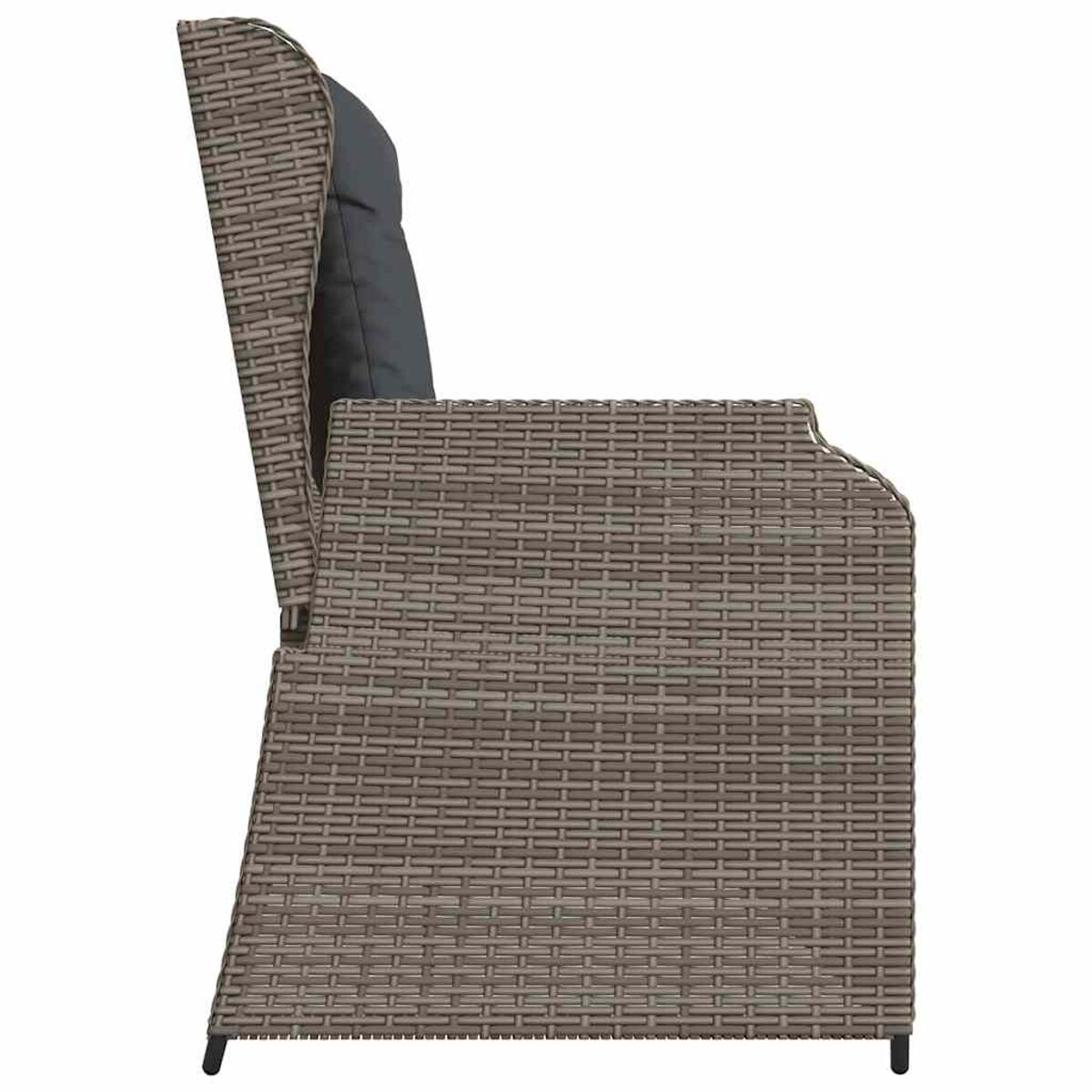 Seitenansicht eines Rattan-Stuhls mit grauem Kissen. Der Stuhl ist aus geflochtenem Material.