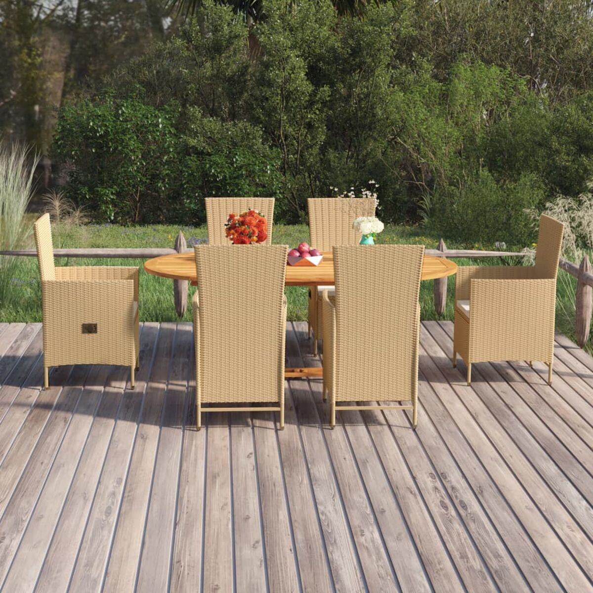 Ein Ess-Set im Freien mit einem Holztisch und vier Stühlen. Die Stühle sind aus beigem Korb.