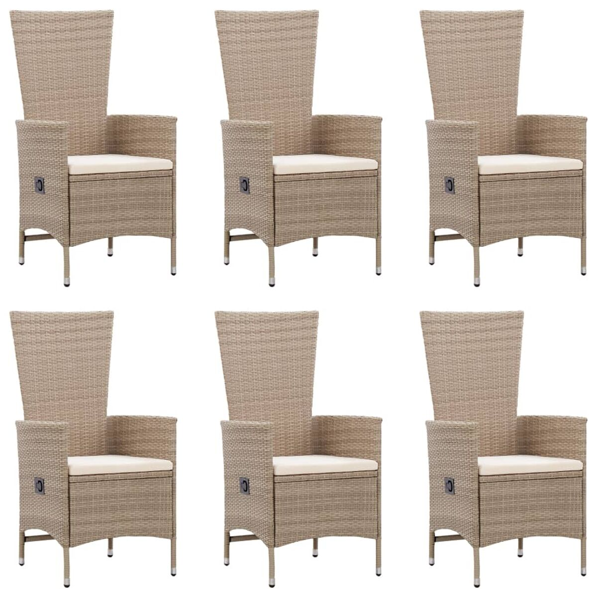 Sechs beige Stühle. Hohe Rücken, Armlehnen und weiße Kissen. Weißer Hintergrund.
