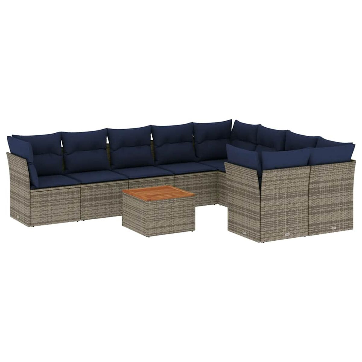 Divano componibile in vimini grigio con cuscini blu navy e tavolo in legno, sfondo bianco.