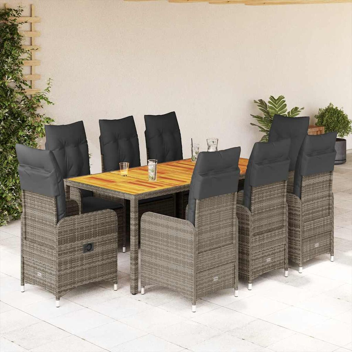 Essgruppe im Freien mit Holztisch, acht Stühlen und schwarzen Kissen. Auf einer Terrasse.