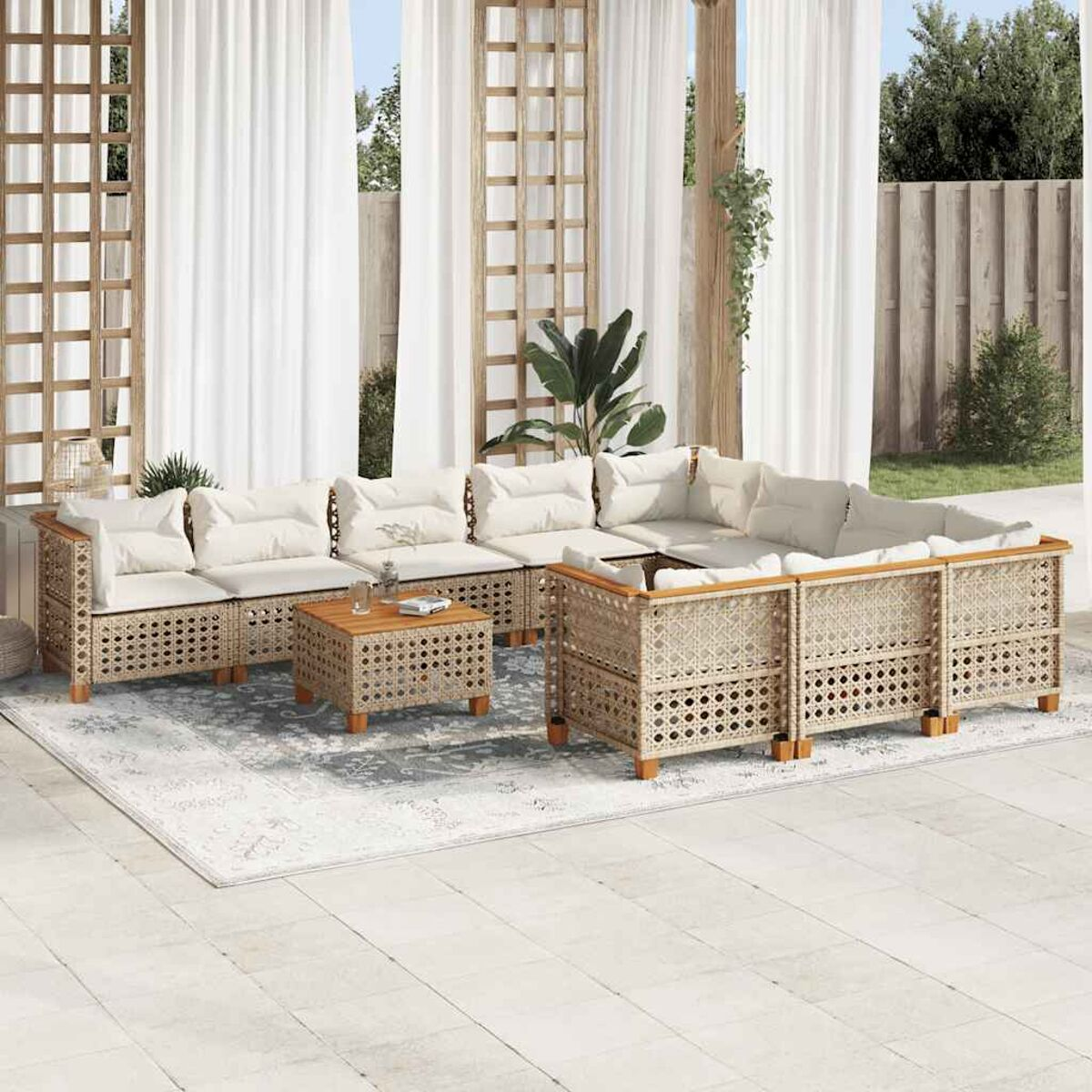 Juego de asientos al aire libre con cojines beige, estructura de madera y alfombra estampada.